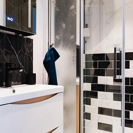 Sublime 3 Showers Apartment